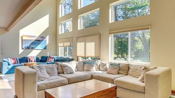 House (6 Bedrooms) | Living area | TV