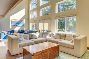 Casa (6 Bedrooms) | Área de sala de estar | Televisión