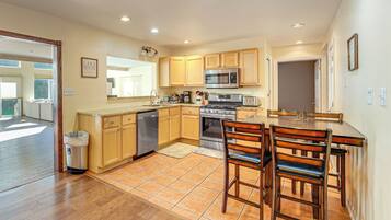 House (6 Bedrooms) | Interior