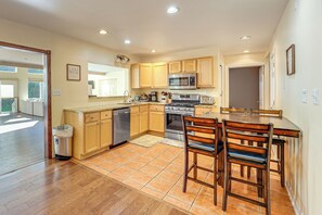 House (6 Bedrooms) | Interior