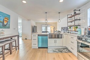 Microondas, horno, parrilla de estufa y lavavajillas