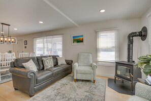 Télévision, cheminée, livres