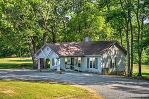 House (2 Bedrooms) | Interior - Cabin in Resort - 1/2 Mi to Guntersville Lake! (Guntersville)