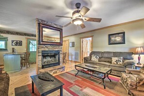 House (2 Bedrooms) | Interior - Cabin in Resort - 1/2 Mi to Guntersville Lake! (Guntersville)