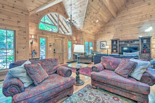 Luxury Cabin w/ Deck < 5 Miles to Sapphire Valley!