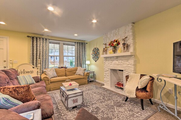 Living area - The Sunshine Cottage Hendersonville Rental! (Hendersonville)