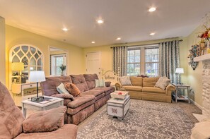 Living area - The Sunshine Cottage Hendersonville Rental! (Hendersonville)