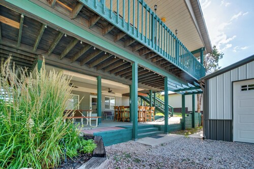 2-level Home w/ Deck: 1/2 Mi to Lake Mcconaughy!