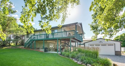 2-level Home w/ Deck: 1/2 Mi to Lake Mcconaughy!