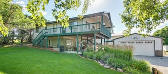 2-level Home w/ Deck: 1/2 Mi to Lake Mcconaughy!