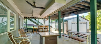 2-level Home w/ Deck: 1/2 Mi to Lake Mcconaughy!