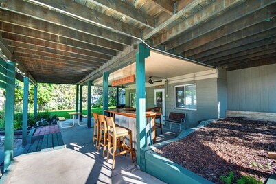 2-level Home w/ Deck: 1/2 Mi to Lake Mcconaughy!