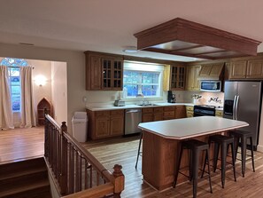 Jääkaappi, mikroaaltouuni, uuni, liesi