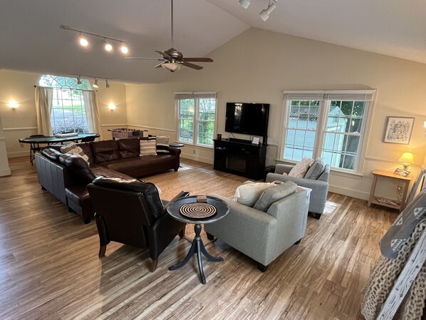 Älytelevisio, videopelejä, pöytäjalkapallopöytä, stereot