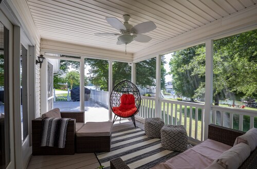 Spacious Lakehouse, Arcade Games, Huge Flat Yard, Premium Linens Included!