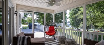Spacious Lakehouse, Arcade Games, Huge Flat Yard, Premium Linens Included!