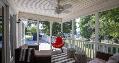 Spacious Lakehouse, Arcade Games, Huge Flat Yard, Premium Linens Included!