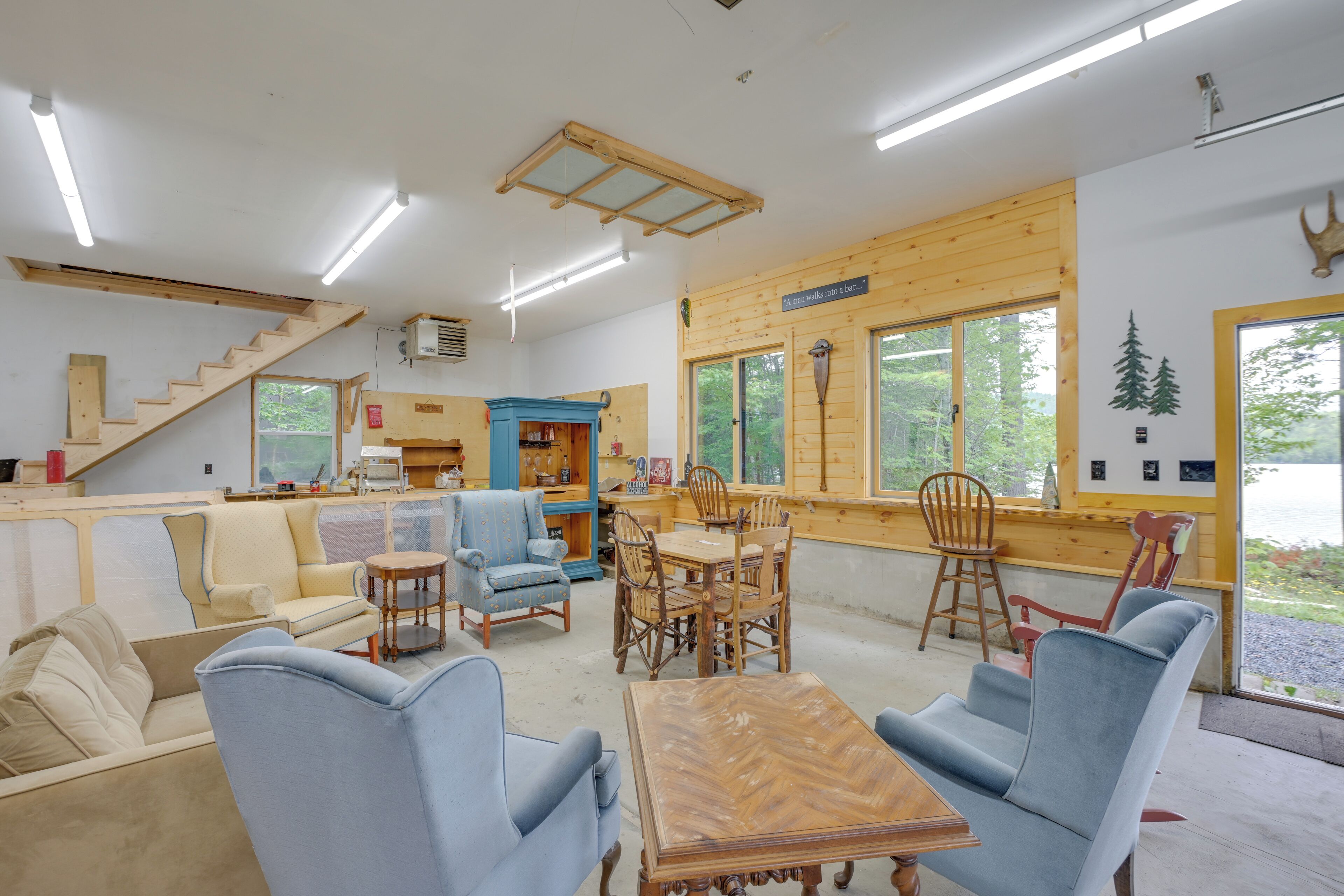 L’intérieur chaleureux d’un chalet comprend un coin repas, des sièges et un escalier.