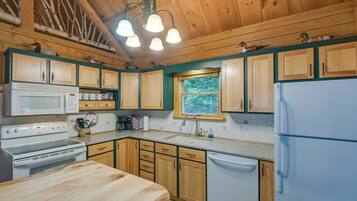 House (3 Bedrooms) | Private kitchen | Microwave, oven, stovetop, dishwasher