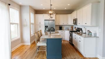 Kjøleskap, mikrobølgeovn, ovn og kokeplater