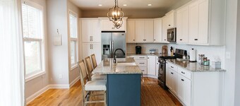 "King's Quarters" Modern Urban Stay - Downtown LEX