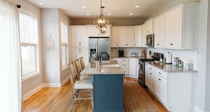 "King's Quarters" Modern Urban Stay - Downtown LEX