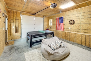 Games room - Family-friendly Murphy Cabin w/ Fire Pit! (Murphy)
