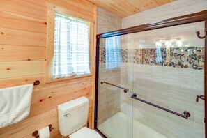 Shower - Family-friendly Murphy Cabin w/ Fire Pit! (Murphy)