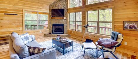 Fernseher, Kamin, Tischtennisplatte