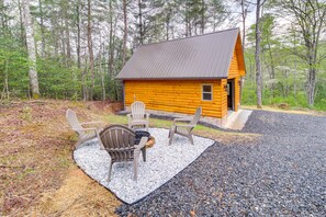 Terrace/patio - Family-friendly Murphy Cabin w/ Fire Pit! (Murphy)