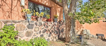 Unique Santa Cruz Studio ~ 25 Mi to Santa Fe