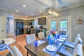 Dining - Waterfront Piney Flats Home w/ Private Dock! (Piney Flats)