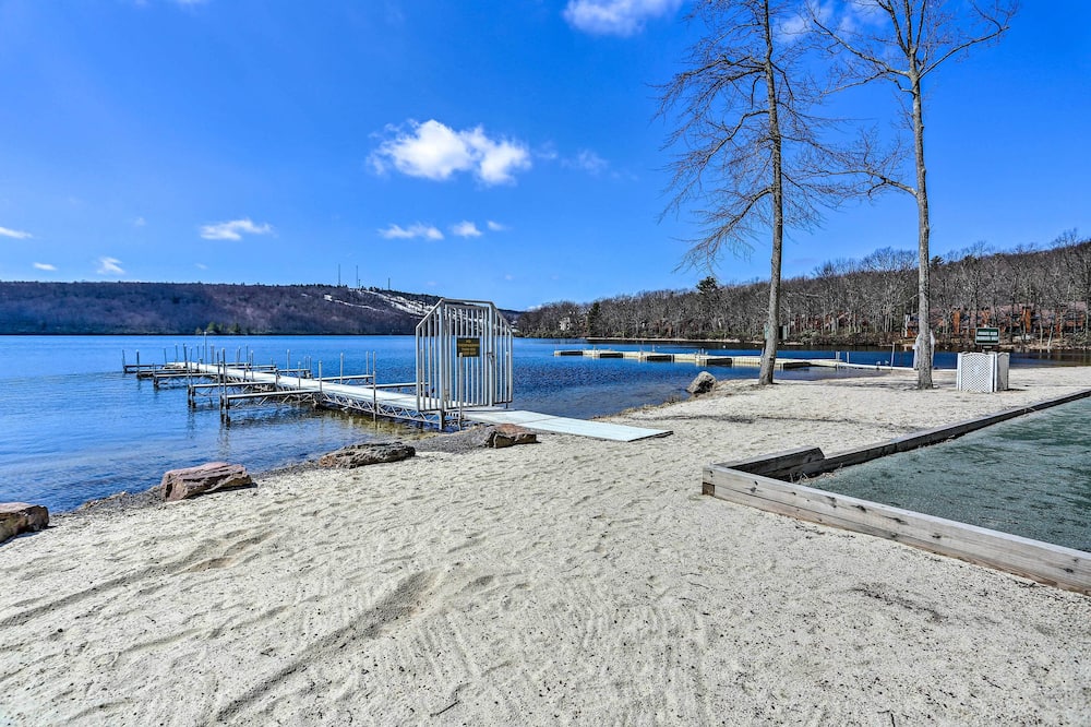 Condo on Big Boulder Lake w/ Community Pool Access - Pocono Lake, PA
