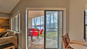 Un intérieur moderne avec une porte-fenêtre coulissante donnant sur un patio extérieur.