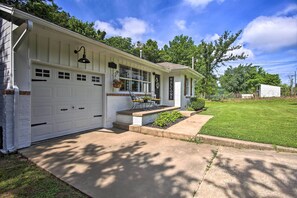 House (3 Bedrooms) | Interior - Charming Country Cottage: 5 Mi to Downtown Tulsa! (Tulsa)