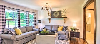 Charming Country Cottage: 5 Mi to Downtown Tulsa!