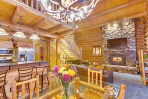 Dining - Secluded Traverse City Retreat: 11 Mi to Downtown! (Traverse City)