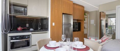 Appartement | Cuisine privée | Four à micro-ondes, vaisselle et ustensiles