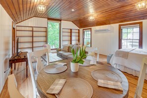 Tabla de planchar con plancha y ropa de cama
