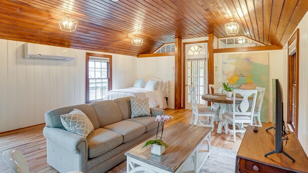 Living area - Cozy Shreveport Vacation Rental: 4 Mi to Downtown! (Shreveport)