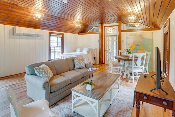 Living area - Cozy Shreveport Vacation Rental: 4 Mi to Downtown! (Shreveport)