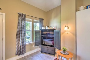 House (1 Bedroom) | Interior - 'turtle Rock' - Ironton Cabin w/ Furnished Patio! (Ironton)