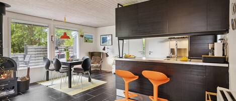 Køleskab, kogeplade, opvaskemaskine, kaffe-/temaskine