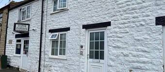 3 Bedroom Cottage, Sleeps 5 Village Location