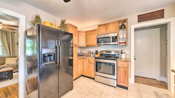 House (2 Bedrooms) | Private kitchen | Microwave, oven, stovetop, dishwasher