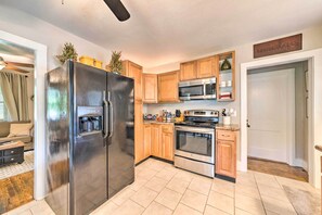 Private kitchen - 'lucky Dawg' Pet-friendly Abode Near St Louis! (Pacific)