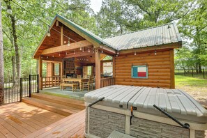 House (3 Bedrooms) | Outdoor dining - 'cape Royale' Luxury Livingston Cabin w/ Hot Tub! (Coldspring)