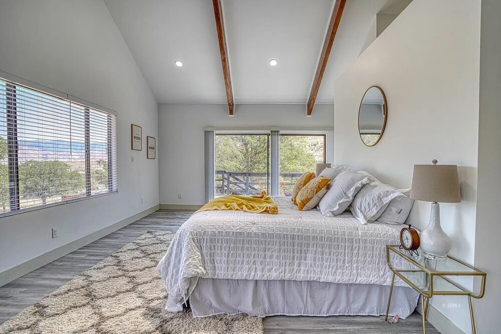 Luxury Private Lake Home For Larger Groups on Acre with Huge Private