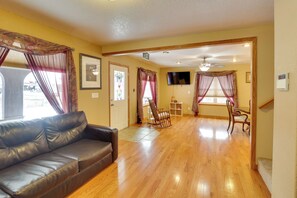 Interior - Lovely Black Hills Area Home: Covered Porch & Deck (Lead)