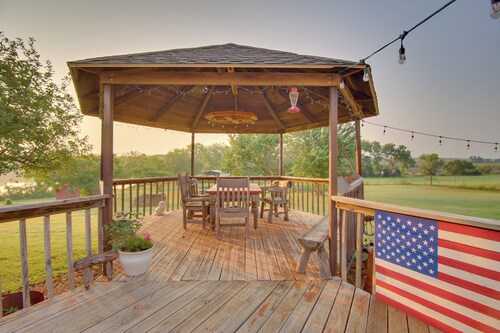 Red Bluff Inn & Retreat w/ Entire Ranch on Lake!